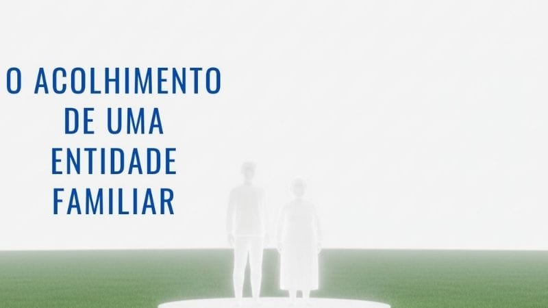 EQM Um vasto campo com gramado verdejante que se estende até o infinito, sob um céu que é uma fonte de luz branca e onipresente. No centro, uma simples plataforma branc