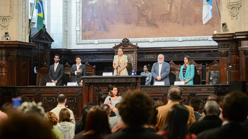 Visão geral do plenário da ALERJ durante a cerimônia de entrega da Medalha Tiradentes