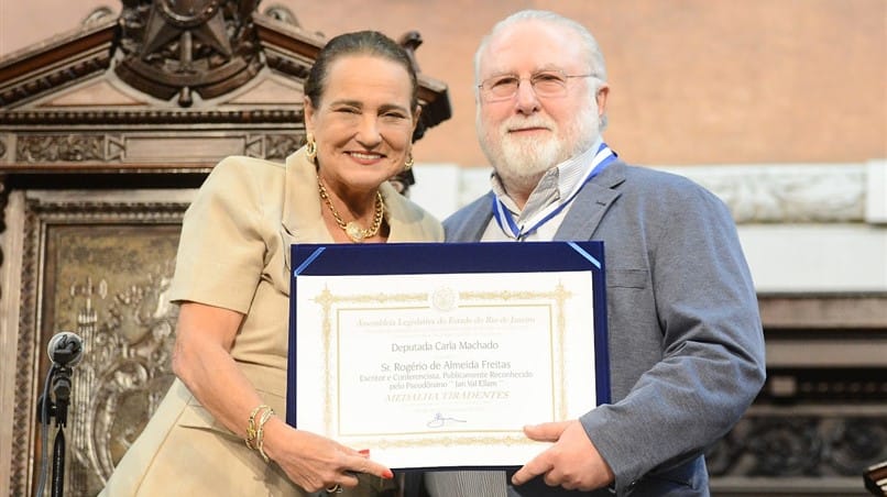 Rogério de Almeida Freitas (Jan Val Ellam) recebendo o diploma da Medalha Tiradentes da deputada Carla Machado (foto divulgação)