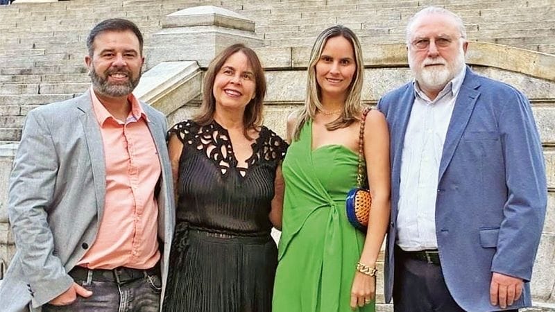 Rogério de Almeida Freitas ao lado de sua esposa e filhos na escadaria da ALERJ
