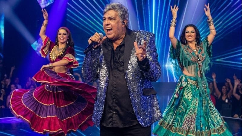 Sidney Magal e Representação das Ciganas no Palco - Imagem Gerada por I.A.